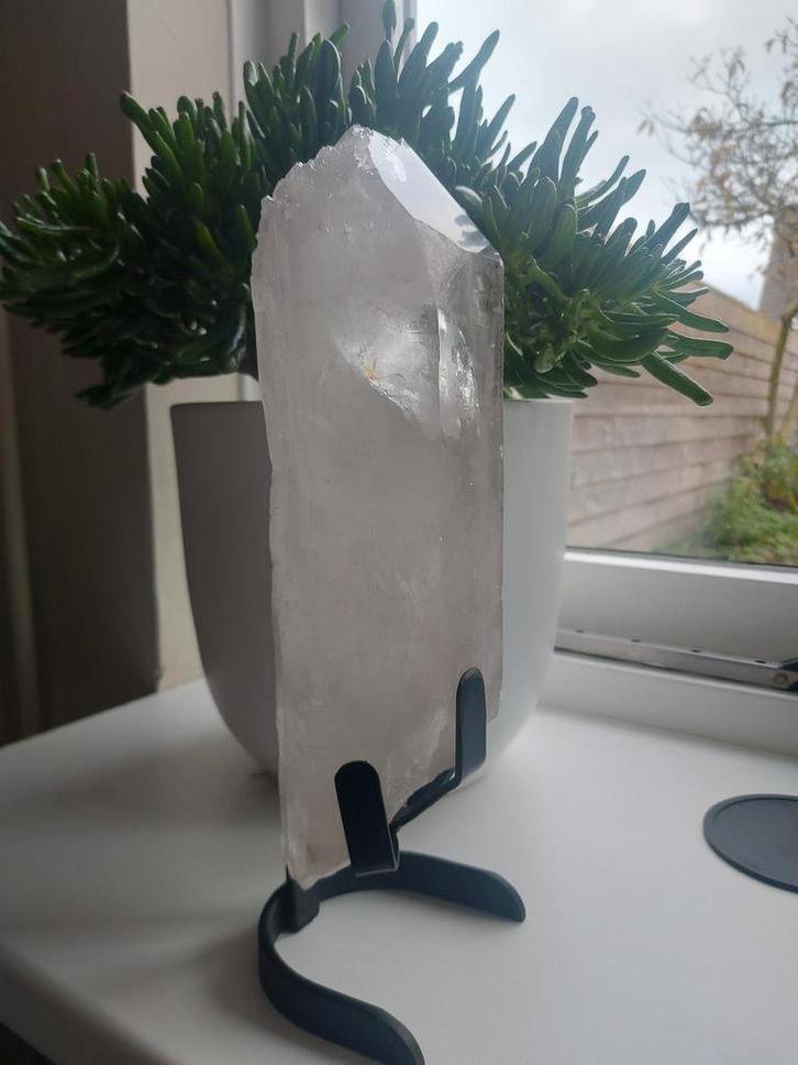 Grote bergkristal op metalen voet – 33 cm hoog, +/- 3.5 kg, Verzamelen, Mineralen en Fossielen, Ophalen of Verzenden