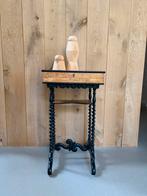 Oud naaitafeltje. Sidetable. Nachtkastje. Draaipootjes. Hout, Huis en Inrichting, Tafels | Sidetables, Ophalen, Zo goed als nieuw