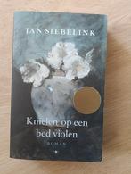 Knielen op een bed violen - Jan Siebelink, Ophalen of Verzenden, Gelezen, Jan Siebelink, Nederland