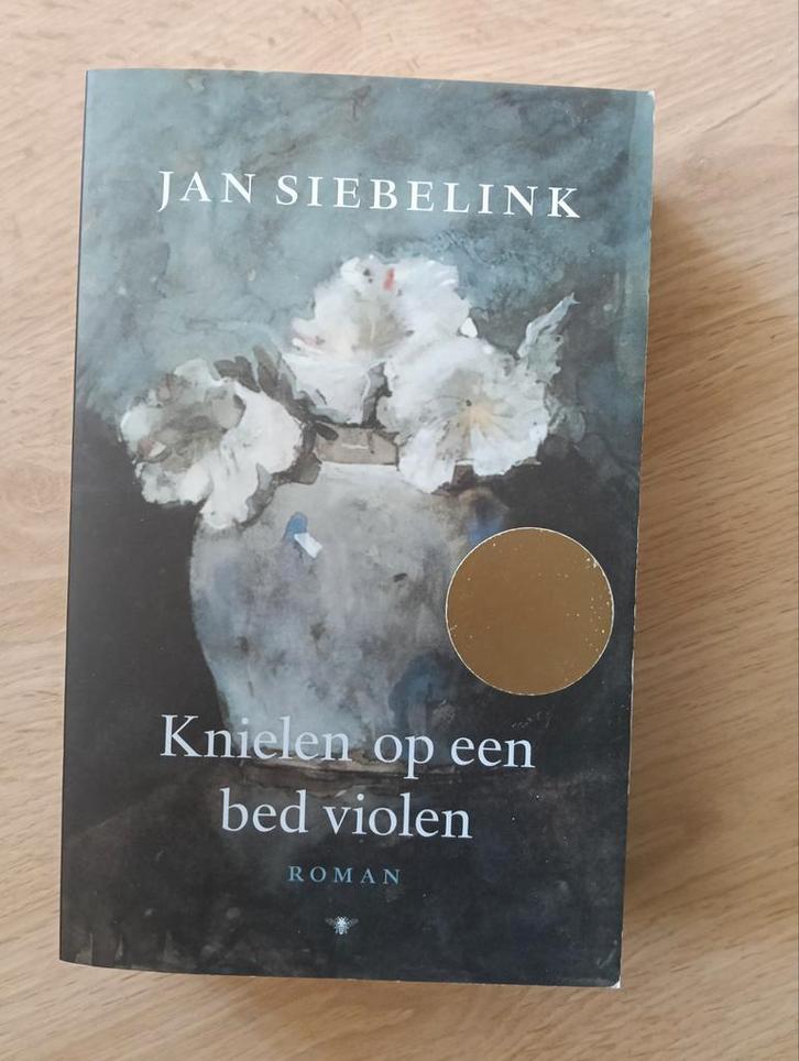 Knielen op een bed violen - Jan Siebelink, Boeken, Literatuur, Gelezen, Nederland, Ophalen of Verzenden