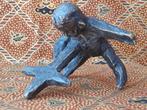 Zeldzaam zwaar antiek brons beeldje met een kruis 12 cm., Antiek en Kunst, Ophalen of Verzenden, Brons