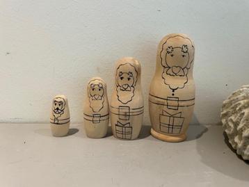 Nestpop / Matroesjka. Ongeverfd blank hout. 5-delig Kerstman beschikbaar voor biedingen