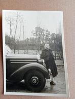 Oude foto vrouw bij een auto, Verzamelen, Foto's en Prenten, Verzenden, Voor 1940, Zo goed als nieuw, Overige onderwerpen