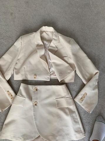 Kostuum beige M beschikbaar voor biedingen