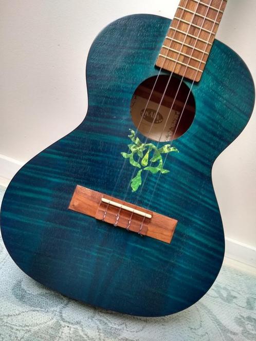 Kala tenor ukelele Exotic Mahogany blauw, KA TEMB., Muziek en Instrumenten, Snaarinstrumenten | Gitaren | Akoestisch, Zo goed als nieuw