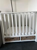 Witte box met 2 rieten manden, Kinderen en Baby's, Boxen, Ophalen, Zo goed als nieuw, In hoogte verstelbaar