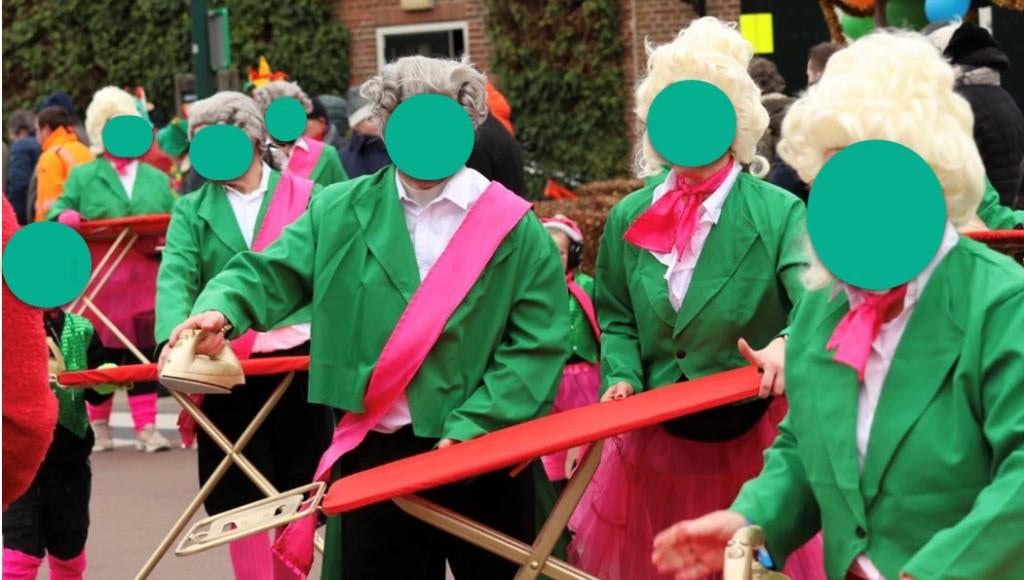 Groene slipjassen incl roze sjerpen met zwarte korte broeken, Ophalen of Verzenden, Gedragen, Carnaval