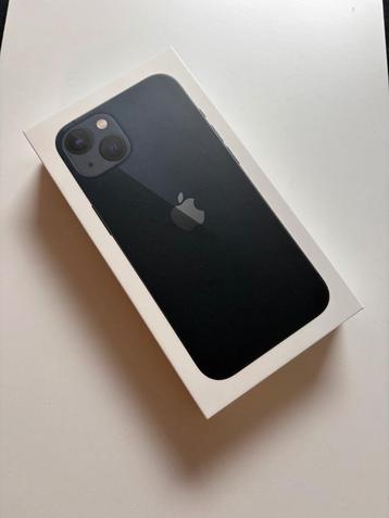iPhone 13 128 GB + oplaadkabel + 4 hoesjes  beschikbaar voor biedingen