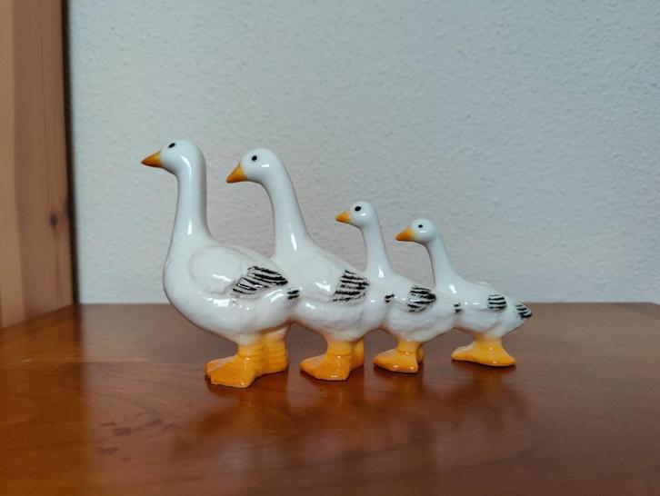 Prachtig Goebel beeldje "Vier ganzen op een rij", Verzamelen, Beelden en Beeldjes, Zo goed als nieuw, Dier, Verzenden