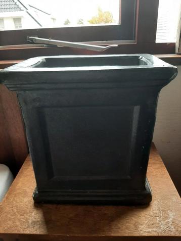 Zware Zwarte Pot voor Binnen/Buiten beschikbaar voor biedingen
