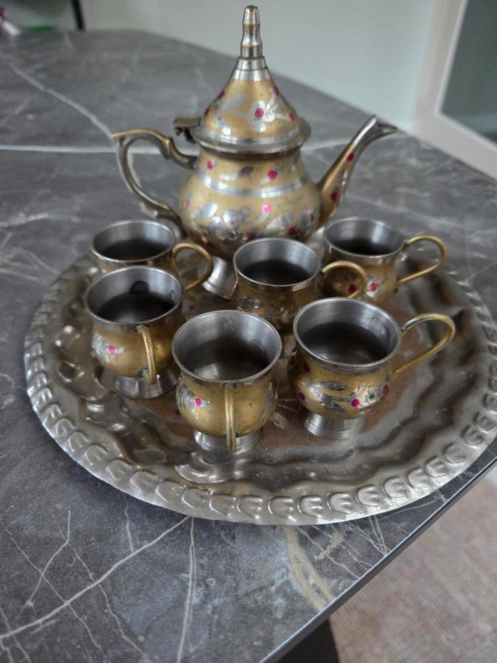Metalen theeset met 6 kopjes, theepot en dienblad, Huis en Inrichting, Keuken | Servies, Gebruikt, Kop(pen) en/of Schotel(s), Overige stijlen
