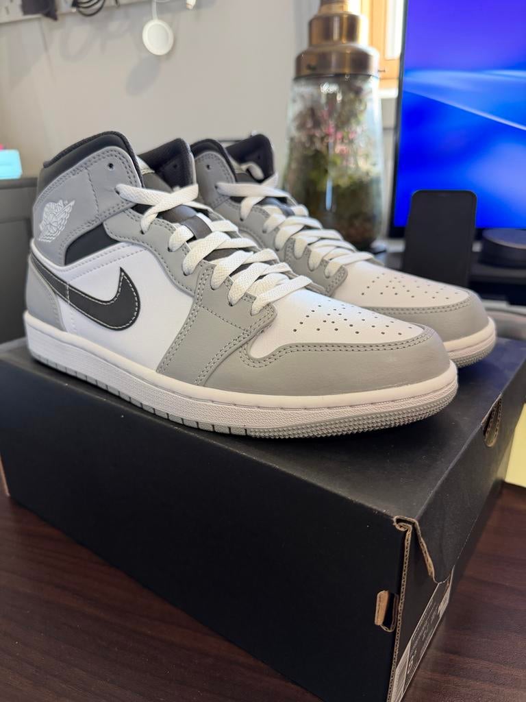 Jordan 1 mid light smoke eu42 nieuw, Overige kleuren, Nieuw, Ophalen of Verzenden, Sneakers of Gympen