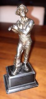 Metalen beeldje op sokkel, Antiek en Kunst, Ophalen of Verzenden
