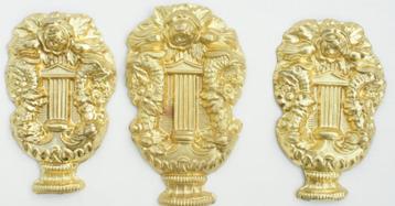Vazen (ornamenten) en schoorsteentjes voor Friese klokken. beschikbaar voor biedingen