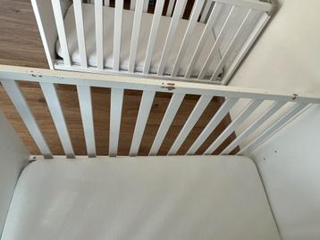 2 Ledikantjes + Matras & Kledingkast beschikbaar voor biedingen