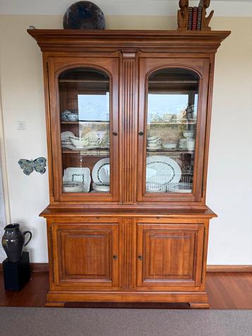 Notenhouten vitrinekast met deuren beschikbaar voor biedingen