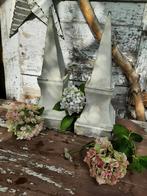 Twee grote, witte pinakels uit Frankrijk, Ophalen of Verzenden