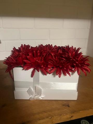 Rode Kunstbloemen in Witte Geschenkdoos beschikbaar voor biedingen
