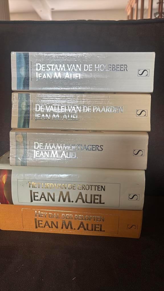 Boeken 5 stuks  van Jean M Auel, Boeken, Fantasy, Zo goed als nieuw, Ophalen of Verzenden