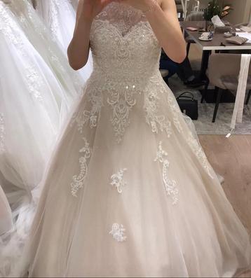 Trouwjurk met corset en sluier - Maat S/M beschikbaar voor biedingen