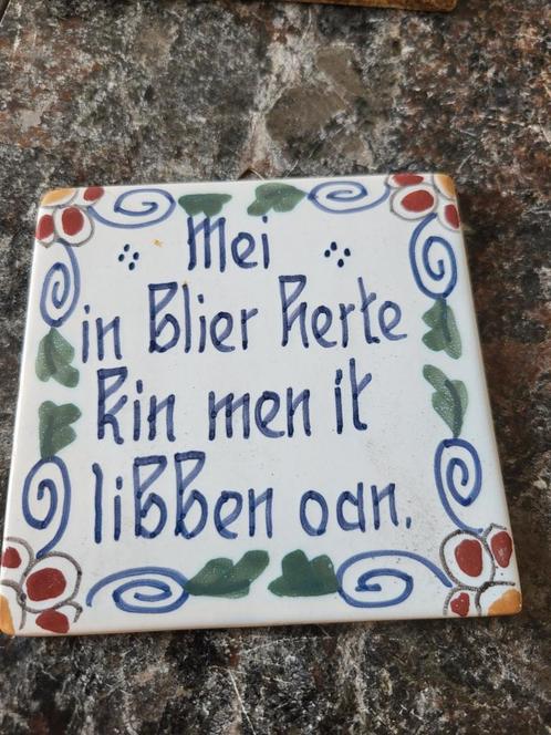 Fries Tegeltje - Workum - 'Mei in blier herte', Antiek en Kunst, Antiek | Wandborden en Tegels, Ophalen of Verzenden