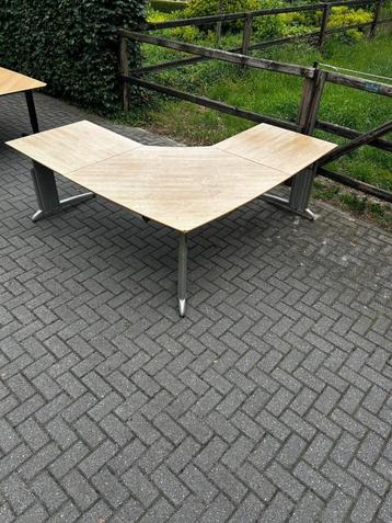 hoekbureau beschikbaar voor biedingen