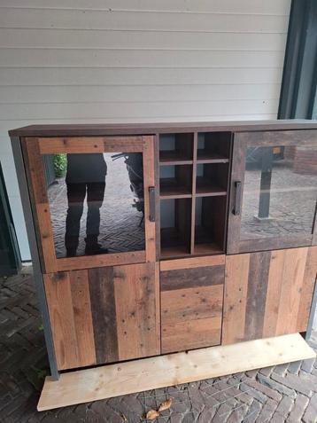 Industriële kast/wandmeubel  beschikbaar voor biedingen