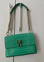 Prachtige dames schouder tas van GUESS  groen, Sieraden, Tassen en Uiterlijk, Tassen | Damestassen, Ophalen of Verzenden, Zo goed als nieuw