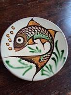 Aardewerk bord met vis, gesigneerd Puigdemont, Antiek en Kunst, Antiek | Wandborden en Tegels, Ophalen of Verzenden