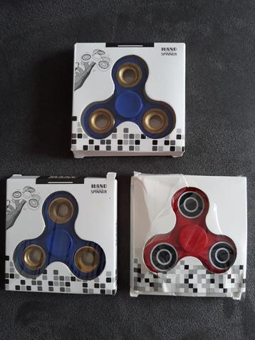 Fidget spinners , 2  blauw en 1  rood beschikbaar voor biedingen
