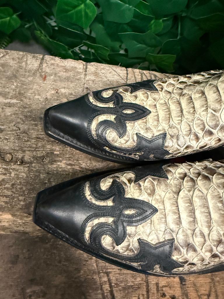 Nieuwe geweldig mooie python laars van Sendra maat 39, Kleding | Dames, Schoenen, Zwart, Nieuw, Ophalen of Verzenden, Sendra