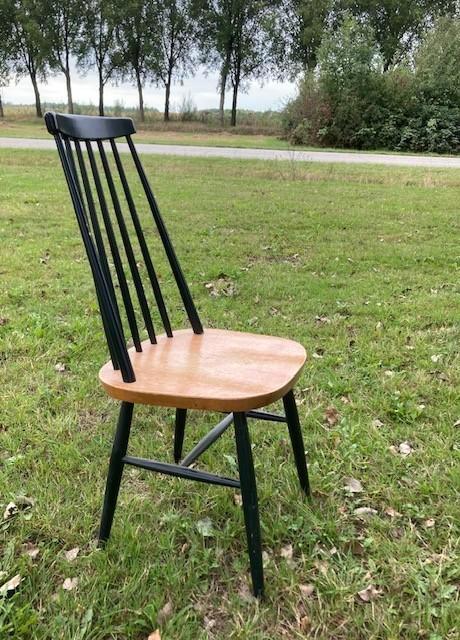 Vintage spijlen stoel, zwart met teak houten zitting, Huis en Inrichting, Stoelen, Zo goed als nieuw, Eén, Hout, Zwart, Ophalen