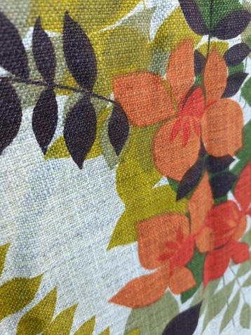 Prachtige vintage LINNEN gordijn in bloemen motief. Lap stof beschikbaar voor biedingen