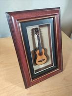 Miniatuur Gitaar in Lijst, Antiek en Kunst, Ophalen of Verzenden