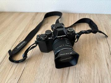 Olympus OM-D E-M10 Mark I met diverse toebehoren beschikbaar voor biedingen