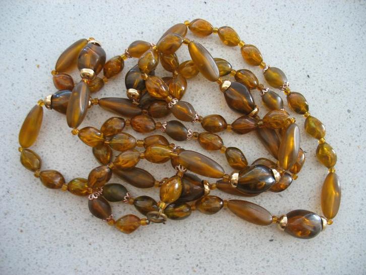 Ketting Lucite Plastic Lichtbruin Amberkleur Vintage, Sieraden, Tassen en Uiterlijk, Antieke sieraden, Ketting, Overige materialen