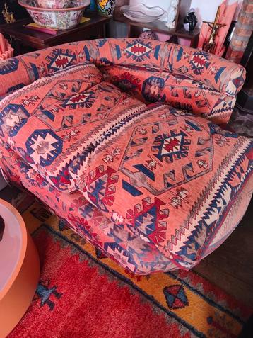 Roche Bobois kleurrijke love Seat hoekdeel stof met kussens beschikbaar voor biedingen