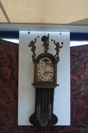 Friese staartklok beschikbaar voor biedingen