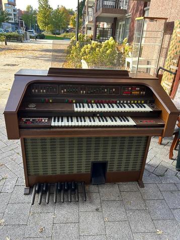 Orgel met pedalen beschikbaar voor biedingen