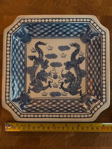Blauw-witte porseleinen schaal drakenmotief Chinese stijl beschikbaar voor biedingen