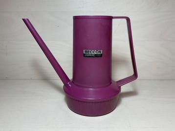 Vintage paarse plantengieter  van het merk Beccon beschikbaar voor biedingen