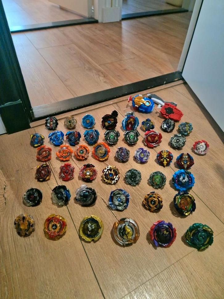 44 Beyblade Burst met 2 arena's (ook per stuk te koop), Hobby en Vrije tijd, Gezelschapsspellen | Overige, Nieuw, Een of twee spelers