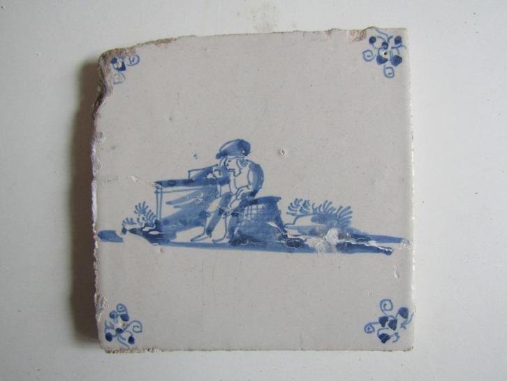 een antieke tegel met een man op een bankje, Antiek en Kunst, Antiek | Wandborden en Tegels, Ophalen of Verzenden