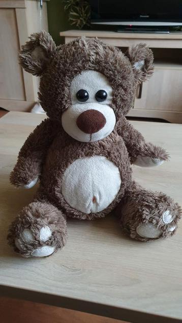 Knuffelbeer met navel. beschikbaar voor biedingen