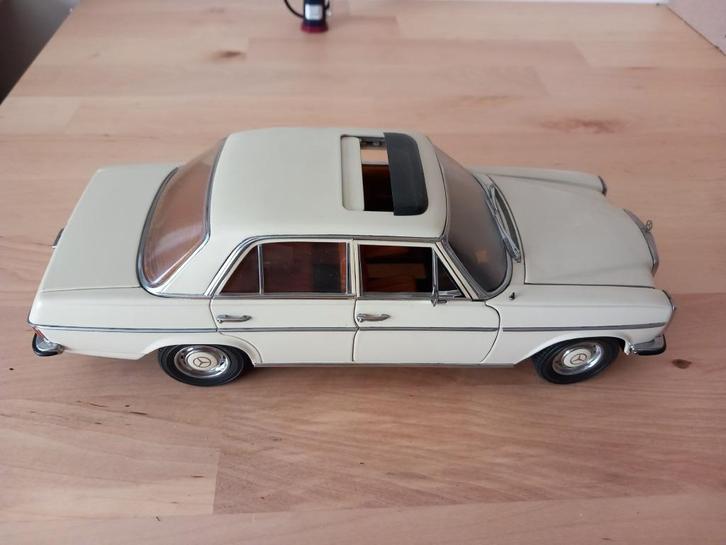 Mercedes  w 115 Strich 8, Hobby en Vrije tijd, Modelauto's | 1:18, Zo goed als nieuw, Auto, Sun Star, Ophalen of Verzenden
