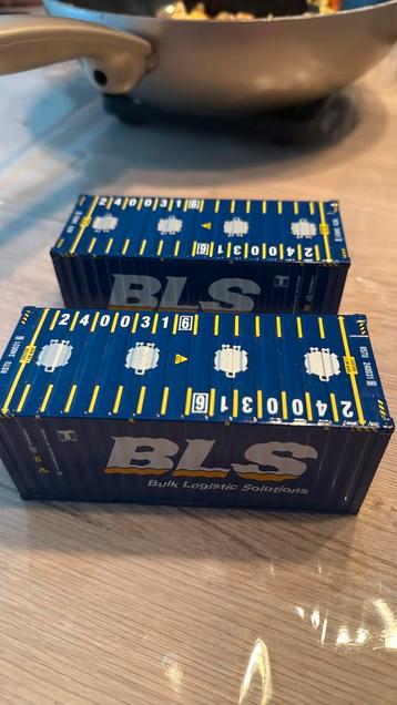 2 containers op schaal 20 voet BLS vrachtwagen beschikbaar voor biedingen