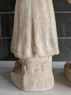 Twee oude mergelbeeldjes jongen en meisje, Ophalen