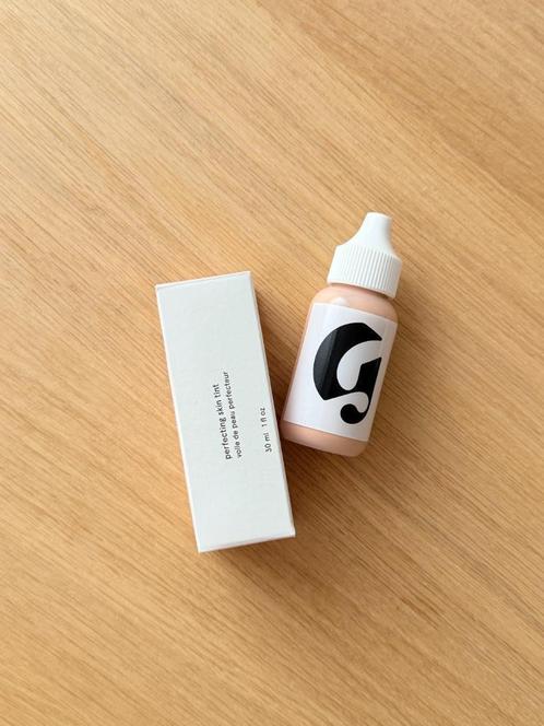 Glossier Perfecting Skin Tint G10 light-medium, Sieraden, Tassen en Uiterlijk, Uiterlijk | Cosmetica en Make-up, Nieuw, Gehele gezicht