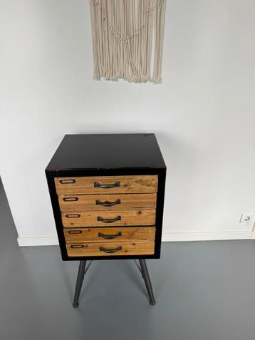 Stoer vintage ladekastje met industriële look beschikbaar voor biedingen