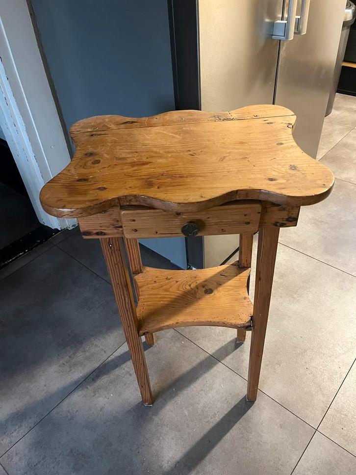 Oud tafeltje, Huis en Inrichting, Tafels | Sidetables, Gebruikt, 25 tot 50 cm, Minder dan 50 cm, Rechthoekig, Grenenhout, Ophalen